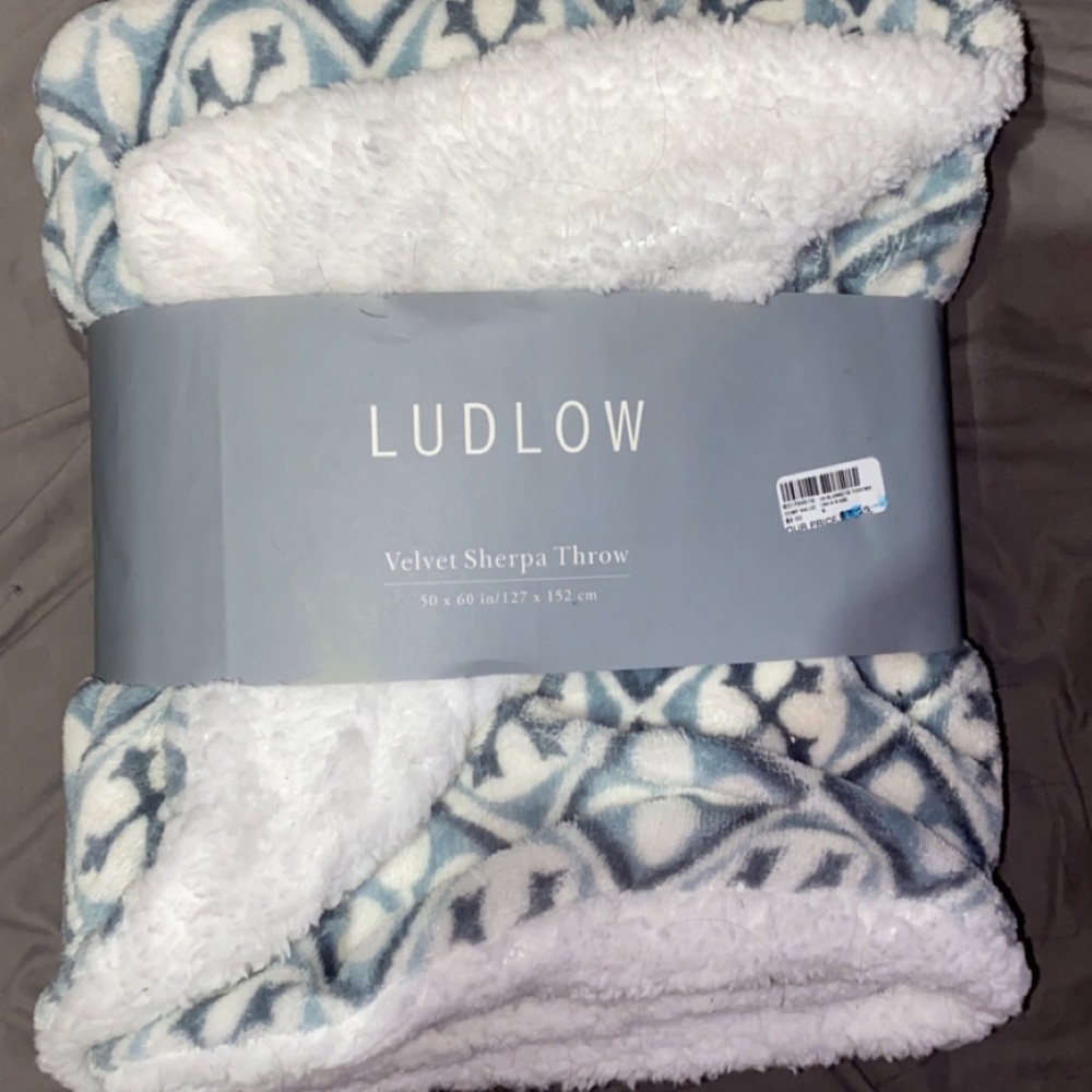 Brand new Sherpa blanket